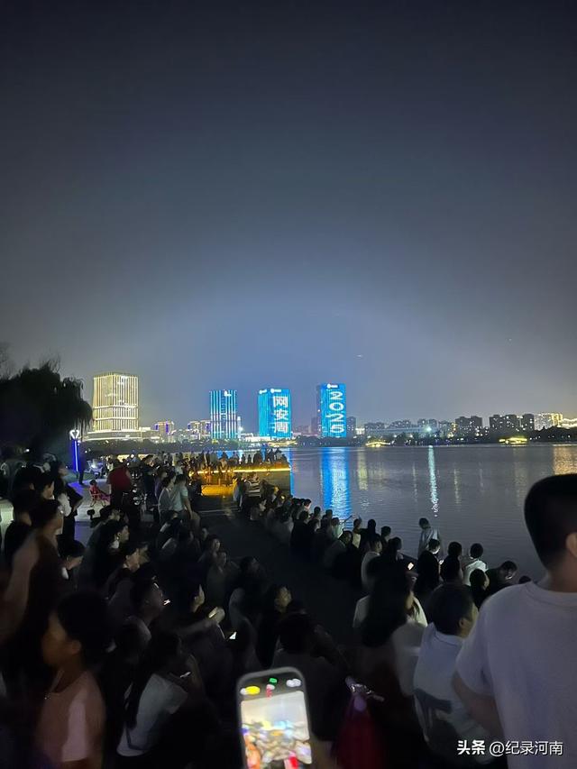 三线城市商丘市中心城区第一个日月湖公园居住的头等舱