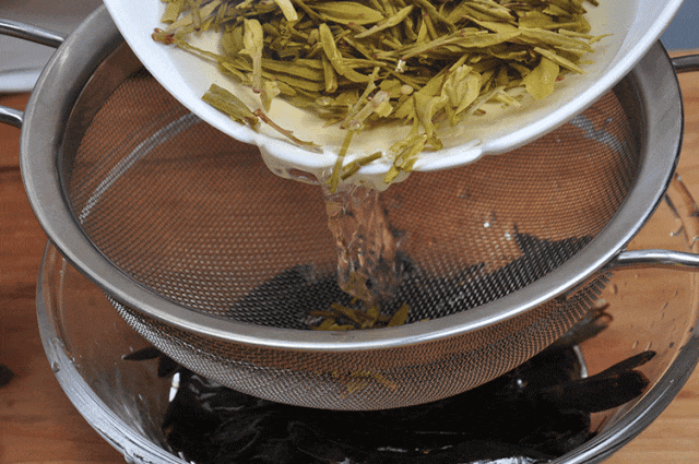 茶香味十足的吮指龙井虾！龙井茶的清香，配上虾的鲜甜，让人迷恋