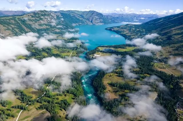 大量香港游客涌入新疆，不看景点不吃羊肉串，跑这么远是想啥？