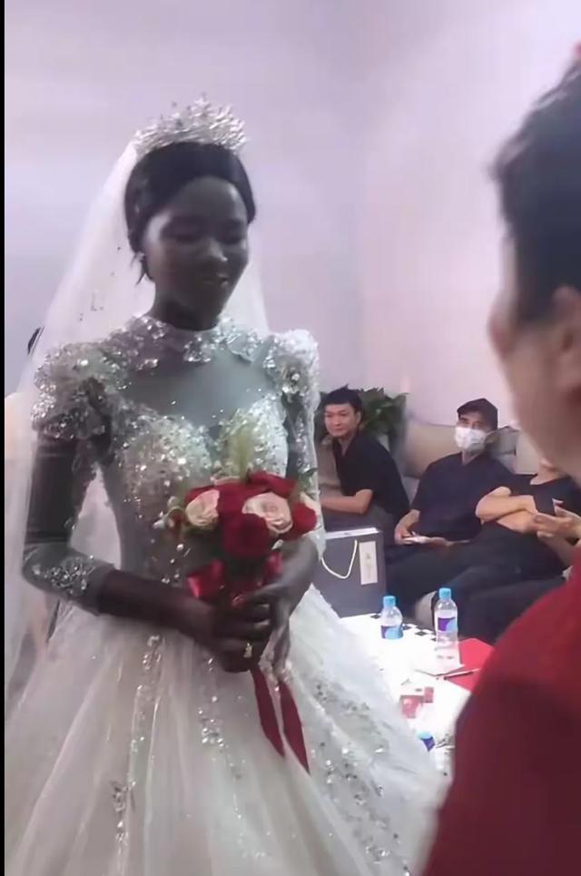 河北小伙娶肯尼亚新娘惊呆全村！不要彩礼，新娘浓妆红裙美炸了！