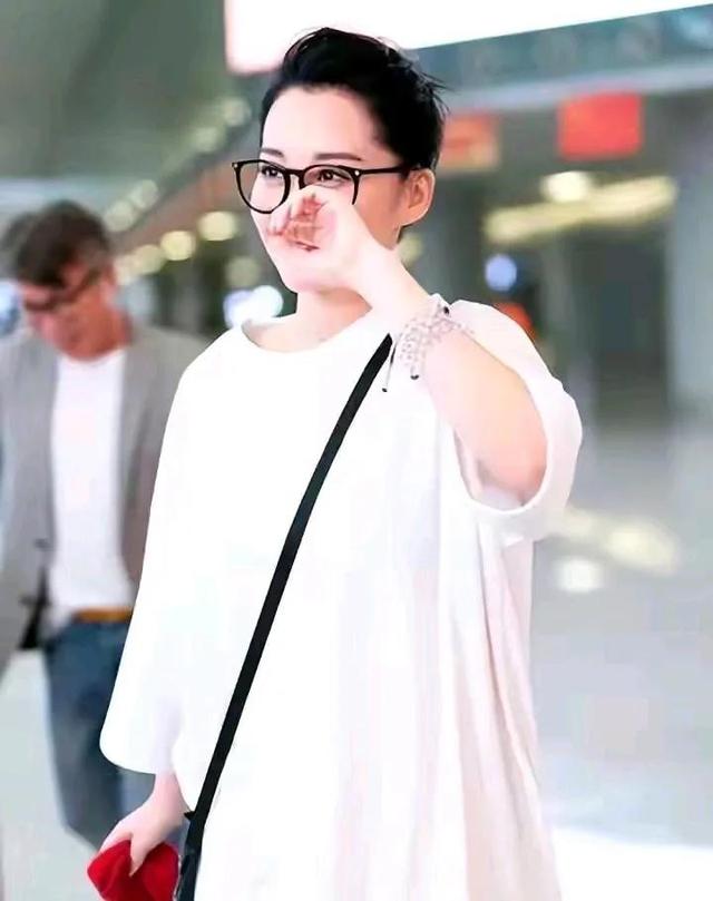 她一生 “风流成性、老少通吃”，撩汉无数，现如今56岁却依旧单身