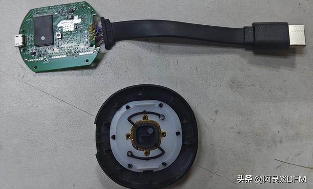有人找我画一个无线投屏器的PCB，刚好手上有一个拆解看一下