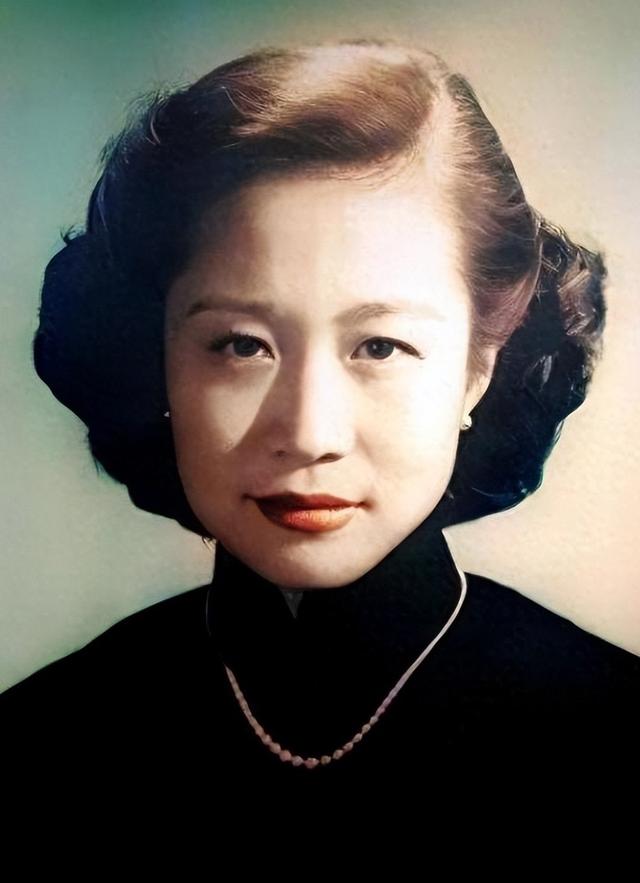 2021年，99岁杨振宁与72岁岳母罕见出镜，北京家中留影，翁帆胖了