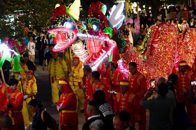 石景山游乐园中秋藏王炸：22 米纸龙“缠”月亮，项目玩到爽！