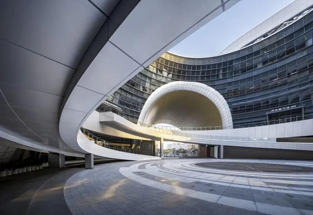 女歌手遭座椅架挤压身亡，抢救10小时无效，同类悲剧已发生多次！