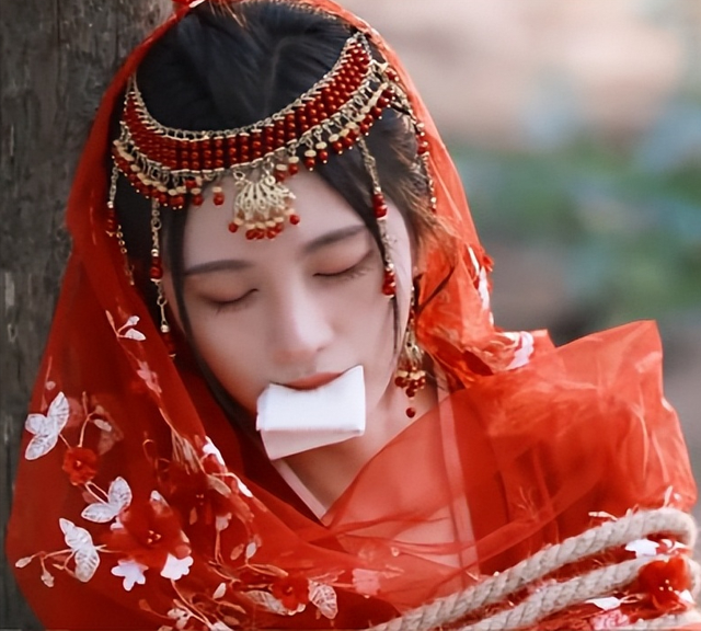 比整容还离谱！39岁江疏影现身活动	，脸僵似硅胶，造型丑到认不出