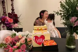 崔智友49岁生日狂晒5岁女儿，小9岁牛郎丈夫疑掌镜拍下温馨一幕图片