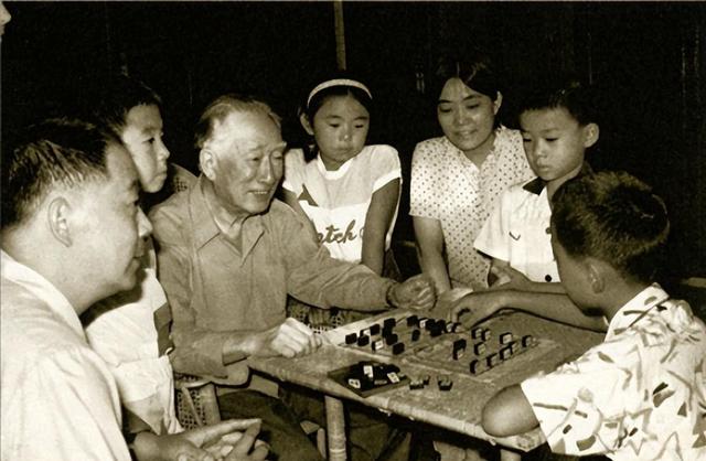 伟人去世十年后的1986年，薄一波预言：以后毛主席的地位还会更高