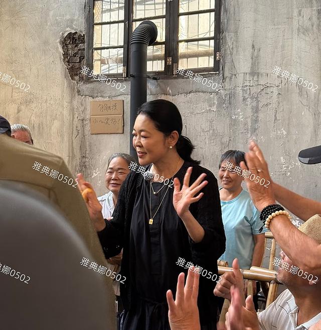 倪萍怎么变成这样了？她脸很僵嘴唇很厚鼻孔变大， 一脸横肉不面善