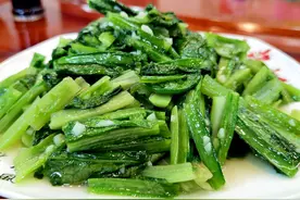 炒青菜，最忌直接下锅炒！教你1招，翠绿脆爽不出水，营养全保留图片