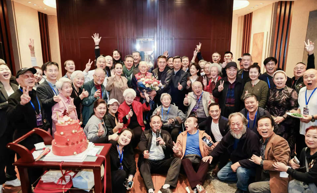 内娱这天，站位暴露江湖地位，唐国强张丰毅站一边，C位雷打不动