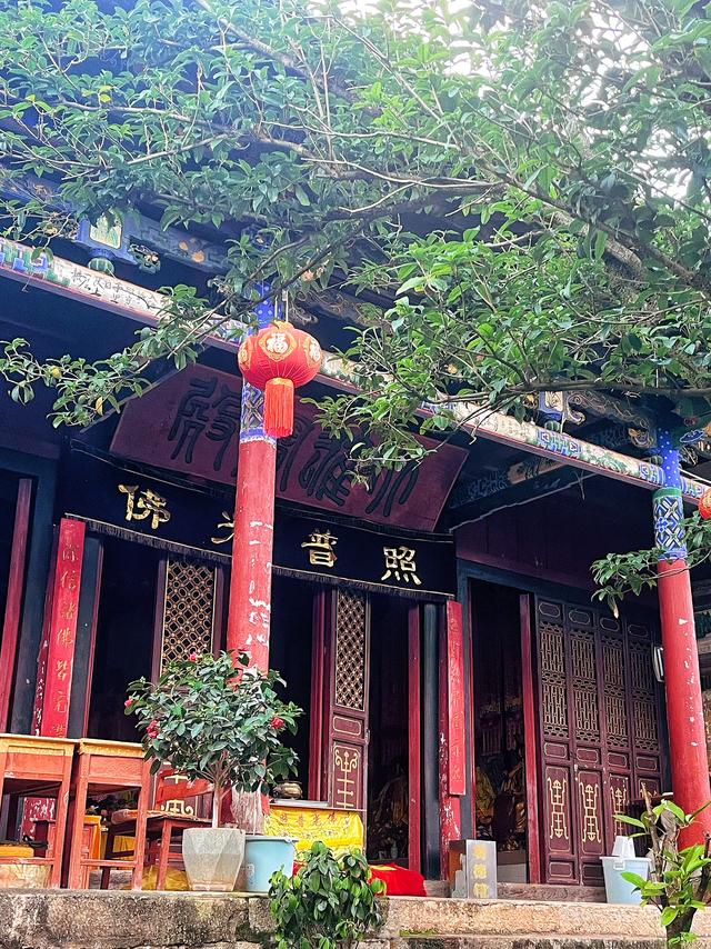 云南800年黄龙寺，方丈卖佛珠1.8亿修缮佛寺，20度的避暑胜地