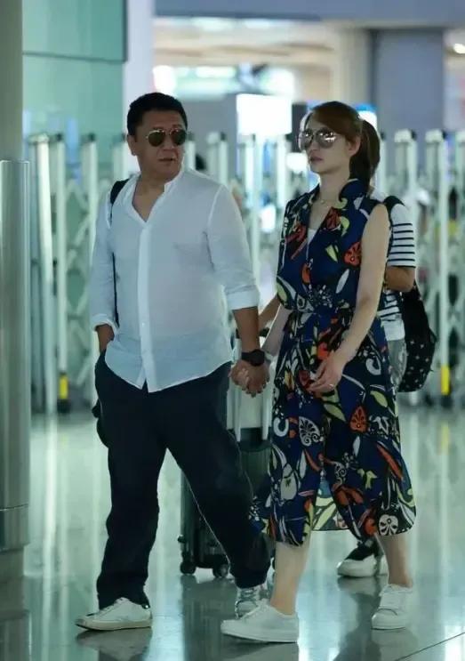李小冉随富豪老公走机场，46岁李小冉大妈打扮难掩肤白貌美