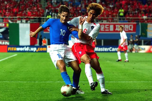 2002年世界杯，韩国队连黑意大利西班牙！诠释了何为韩国体育精神
