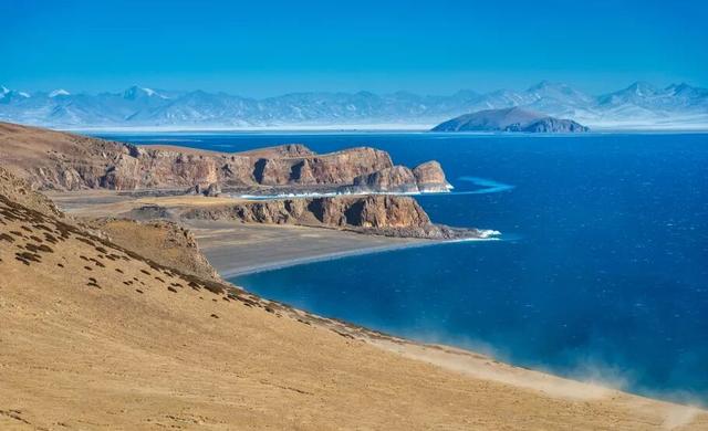 西藏天湖冬日变蓝宝石秘境，千里冰封宛如异星