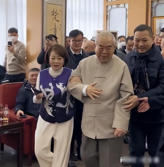 87岁范增猛如虎，宝刀不老官宣得“独子	”，小50岁娇妻这把赚大了