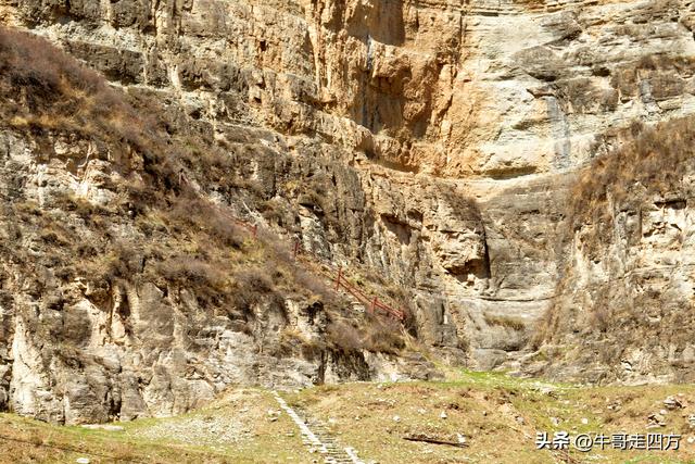 山西宁武石门悬棺：万仞崖龛藏古柩、千年石棺映翠岚