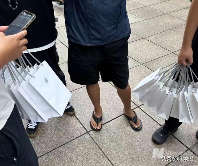 iPhone17被吐槽“没新意”，黄牛炒到15000，国人仍熬夜排队疯抢
