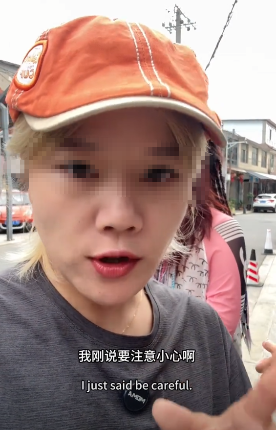 大妈旅行弄坏别人摩托车，不愿赔钱，车主太倒霉