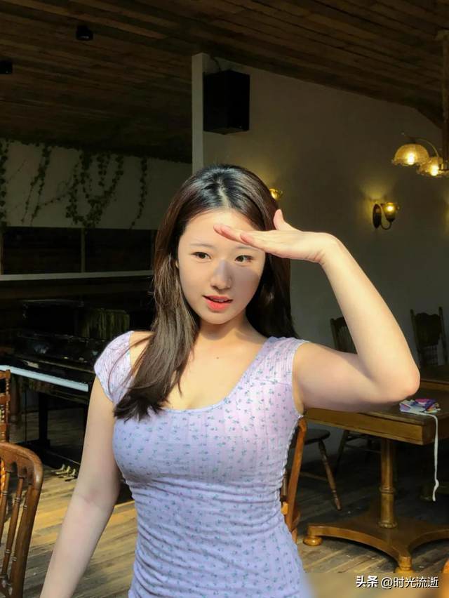 肉肉女生拍照，几个动作，温润漂亮，又纯又欲，显气质又显身材