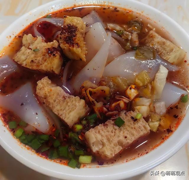 12岁时的我，过年与妈妈各自在山顶摆摊，妈妈奖励了我一碗炒凉皮