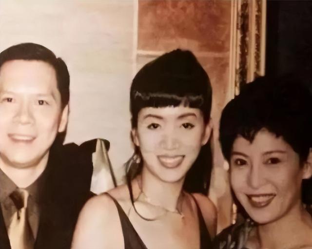 一场追悼会，戳穿向华强夫妇在香港的真实地位	，原来李连杰没说谎