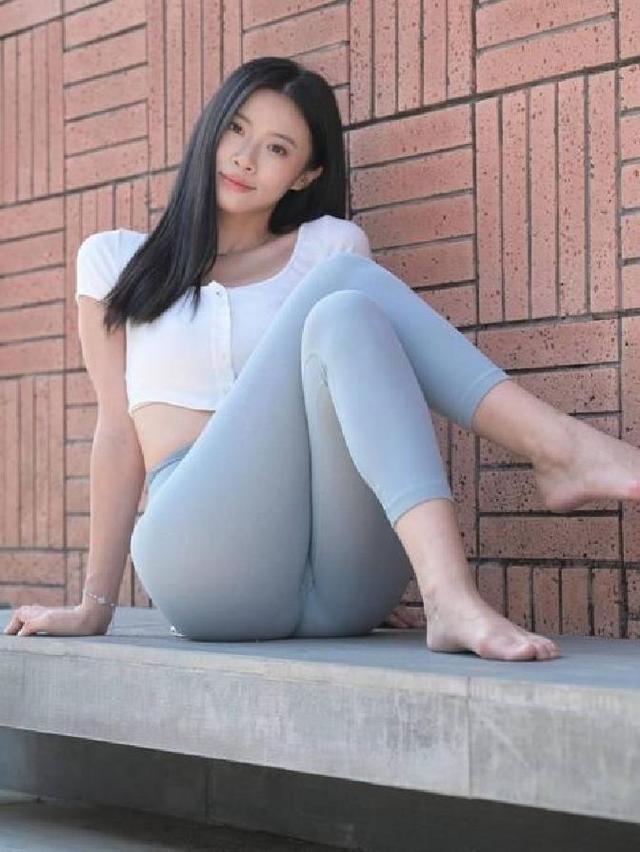 女子穿瑜伽裤赶大集，回头率十足，网友：这装备在村里“超纲”了