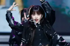 韩国女团真是个个都漂亮！安宥真的小腿黑丝连脚袜真性感图片