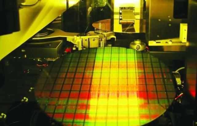 俄罗斯：我们拥有EUV光刻机核心技术，会比中国更快造出光刻机！