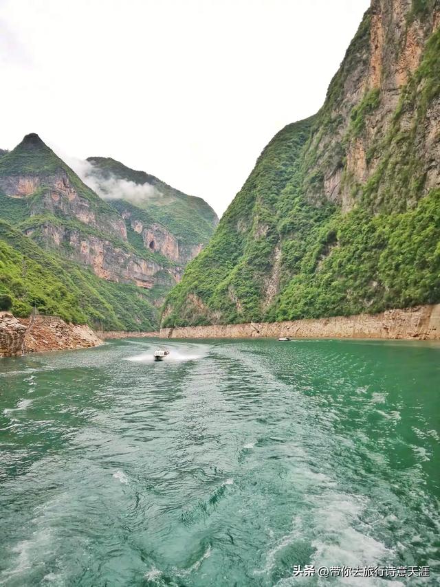 长江支流上的小三峡和小小三峡的峡谷风光