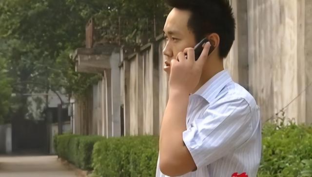 武汉小伙突然死亡，母亲将他手机一起火化，下葬一年后竟接到电话