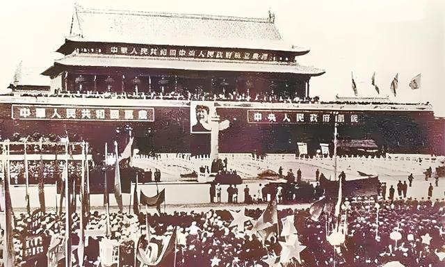 天安门城楼上，为何不悬挂毛主席的照片，反倒要挂毛主席的画像?