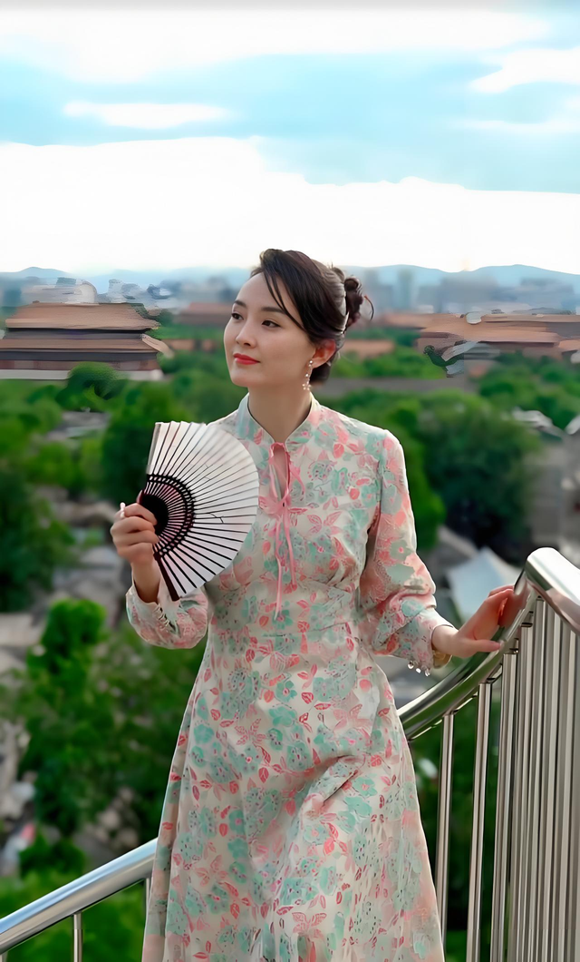 王艳太有钱了，穿睡衣在自家花园散步，背后就是紫禁城！