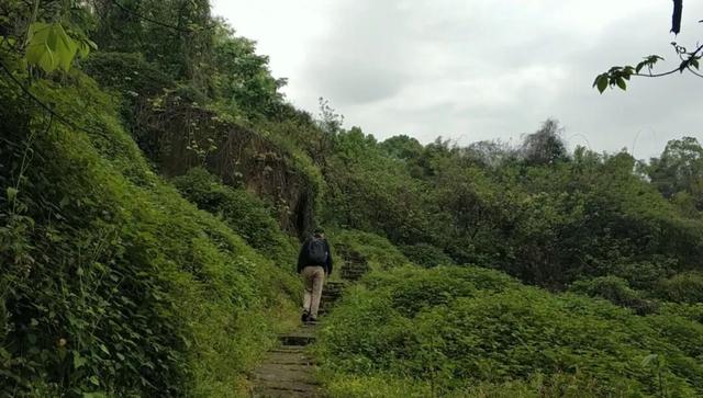 重庆九龙坡有一座明朝大寨，拥有18道城门，相传张献忠在此称帝