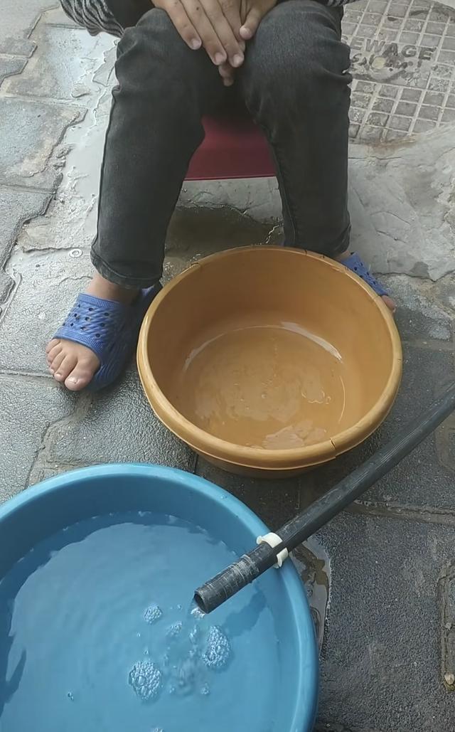 一个加沙家庭的循环日常：在枪声与废墟中，寻找食物与水