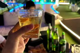 【夜晚喝酒搭配的情绪文案】一杯敬白朝的奔波，一杯敬夜晚的微风图片