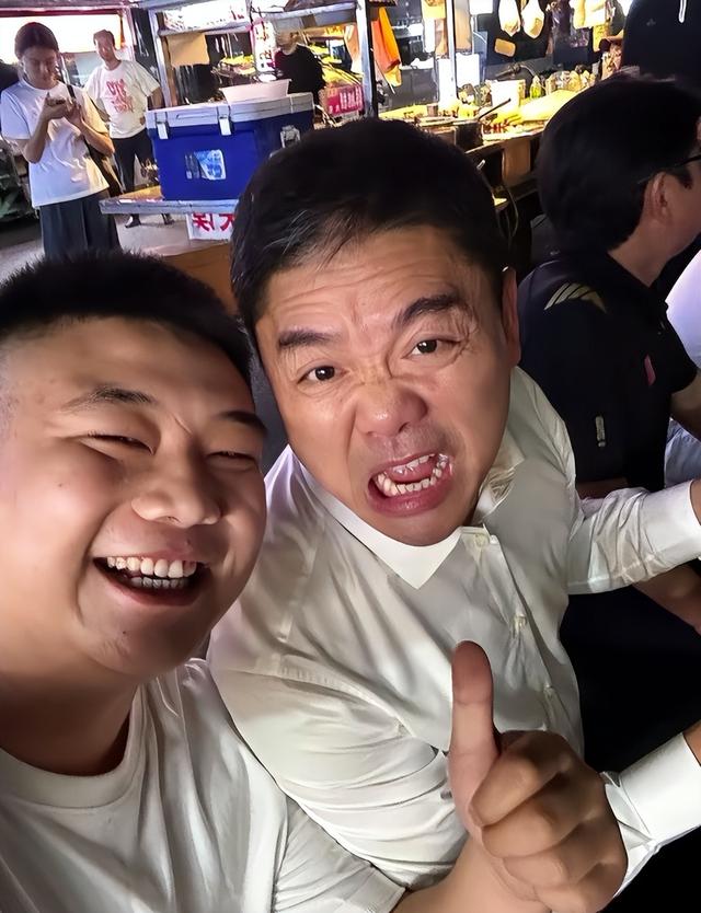 刘强东回老家，凌晨1点喝到脸通红，穿拖鞋做鬼脸，乡亲帮洗房子
