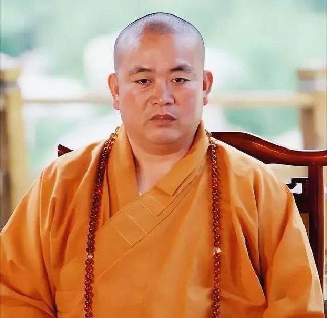 释永信与师姐释永梅合影曝光！22年前，她胸前挂着当时最时尚手机