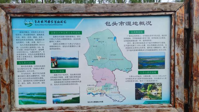 包头城南靠近黄河的昭君湖，也叫小白河景区，黄河浩渺，湖平如镜