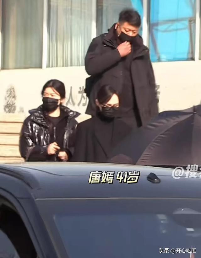 唐嫣和罗晋同框聊天，两人穿一样的黑大衣	，带老家亲戚去饭店吃饭