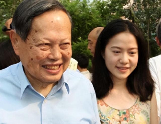 事实证明，嫁给大54岁杨振宁的“糊涂人”翁帆，才是真正的赢家