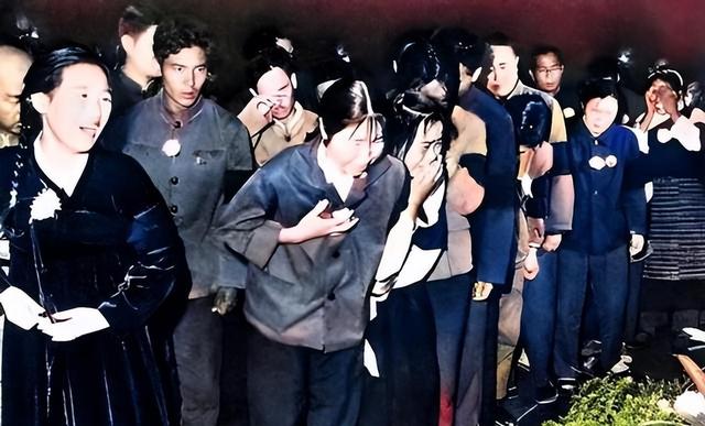 毛主席追悼会四个“没想到”，华国锋罕见发怒，李讷：太遗憾了