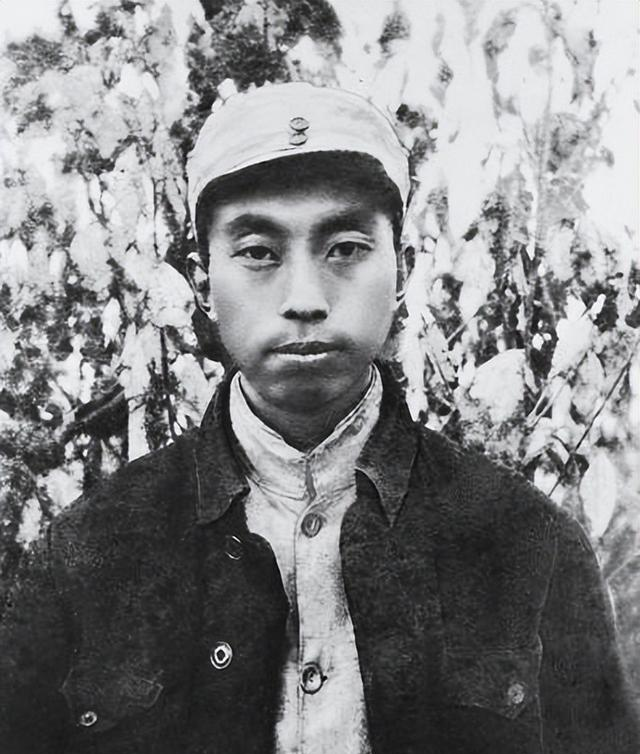 华国锋夫人韩芝俊有多美？1961年在长沙的全家福，30岁她端庄贤惠