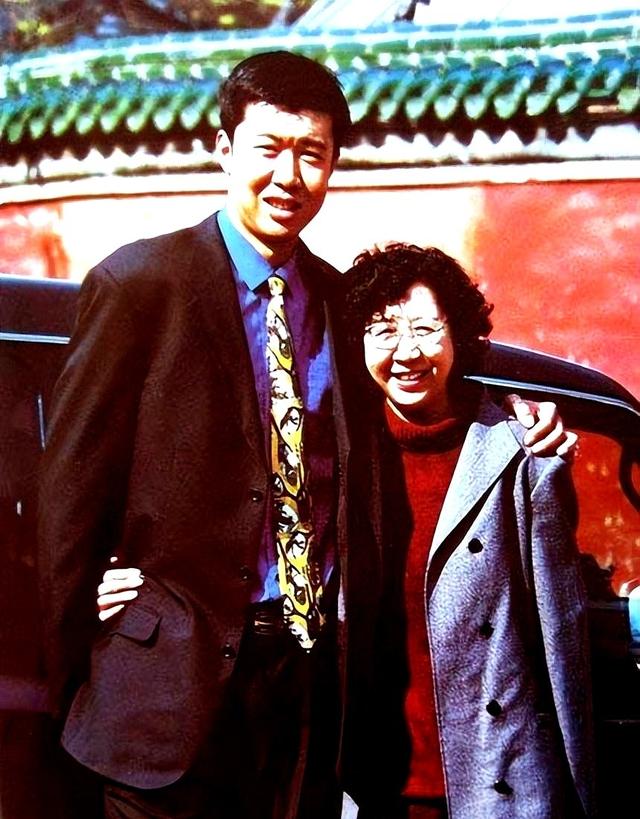 王治郅：离婚后重新再婚，退役迎娶美女主持周蕾，人生终圆满