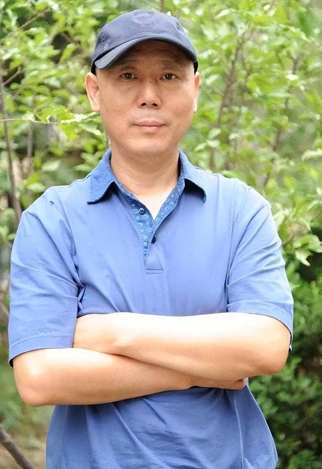 演都不演了，于朦胧离世不到24小时，恶心一幕出现了，李成儒遭殃