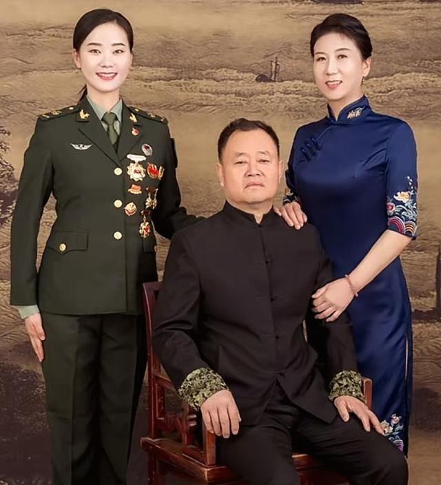 28岁女民兵李思颖阅兵归家，母亲火速官宣新身份，网友评论酸死人