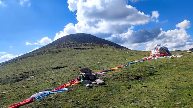 爬拉萨哲蚌寺后山，从海拔3600米到山顶5300米，上下20公里