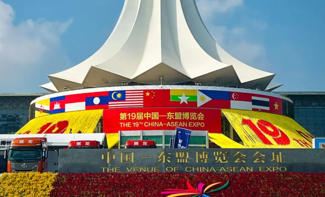 特朗普发狠了，3521%关税警告来袭，王毅霸气定调，我国底气更足