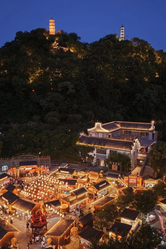 共赴燃情夏夜，古城花火绽放！