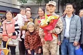 一人参军，全村光荣！广西92岁奶奶欢送孙子入伍图片